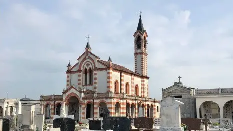 La chiesa del cimitero con il suo campanile - © www.giornaledibrescia.it