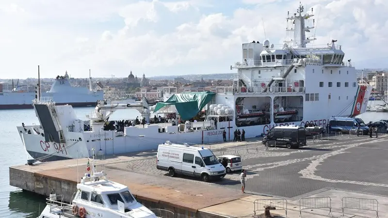 La nave Diciotti a Catania - Foto Ansa/Orietta Scardino