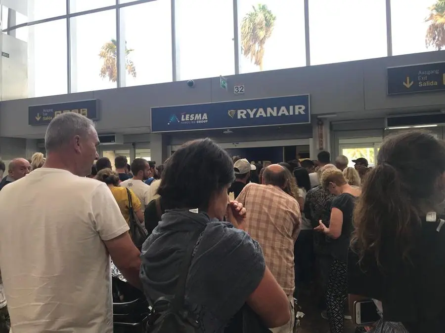 Turisti bloccati nell'aeroporto di Tenerife