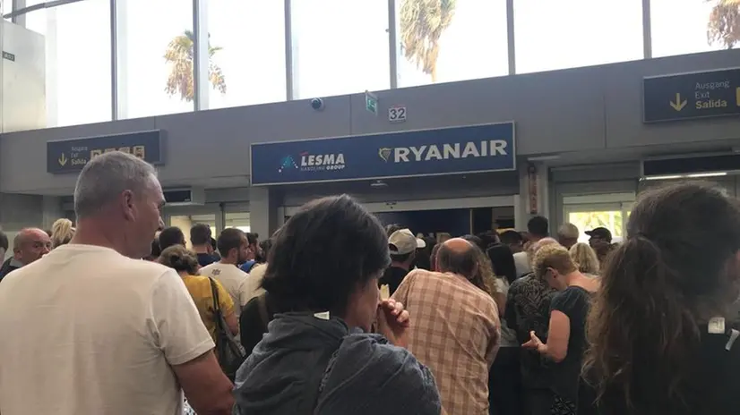 Turisti bloccati nell'aeroporto di Tenerife