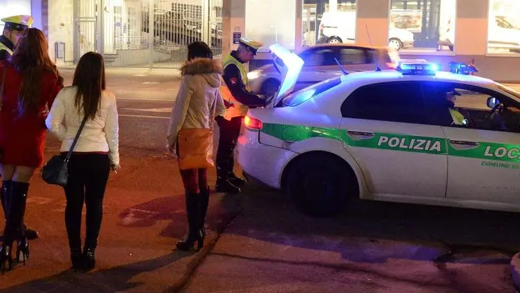 L’intervento della polizia locale di Brescia in una delle vie cittadine - Foto © www.giornaledibrescia.it