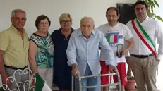 Egidio Sella con il sindaco e un gruppo di familiari - © www.giornaledibrescia.it