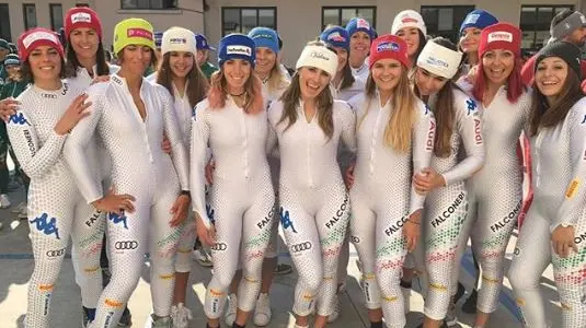 Nadia Fanchini (al centro) indossa la nuova con le compagne della squadra italiana - Foto Instagram