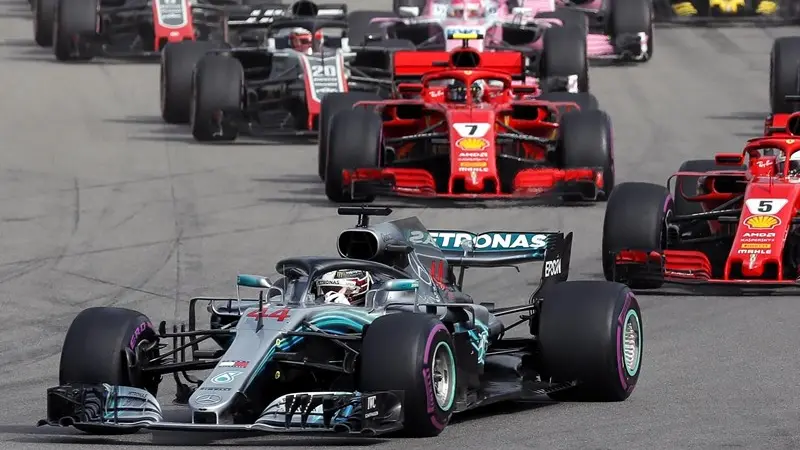 Hamilton in azione durante il Gran Premio - Foto Ansa/Epa Yuri Kochetkov