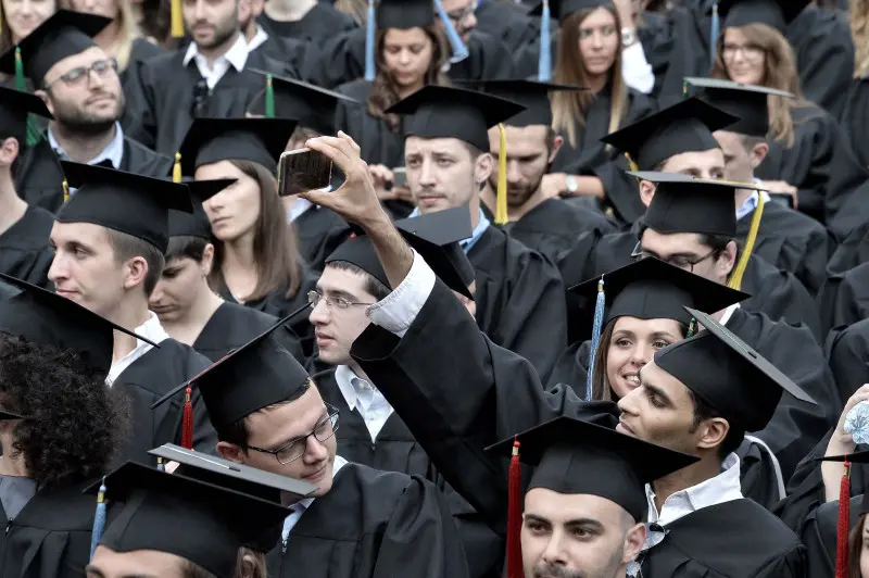 La cerimonia di consegna dei diplomi di UniBs in piazza Loggia