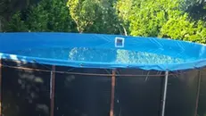 La piscina dove è stato rinvenuto il corpo della donna - Foto Eco di Bergamo