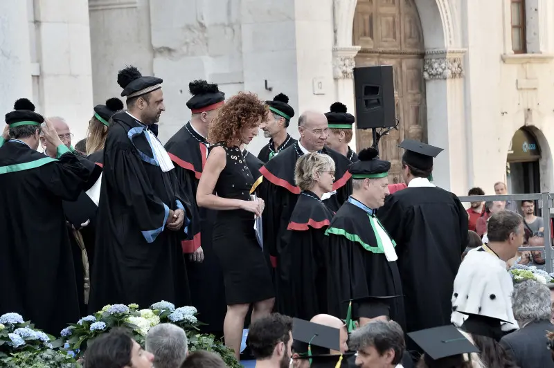 La cerimonia di consegna dei diplomi di UniBs in piazza Loggia