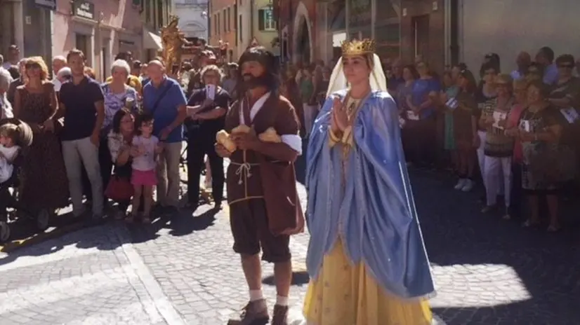 I partecipanti alla rappresentazione durante la processione