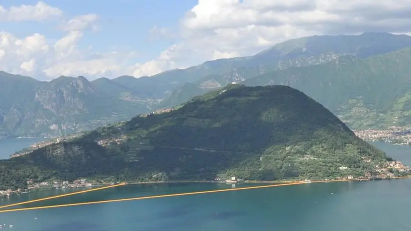 La perla del Sebino. Uno scorcio di Montisola durante The Floating Piers