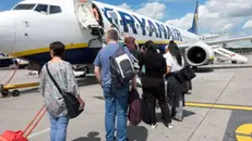 Passeggeri che salgono su un volo Ryanair  - Foto di repertorio