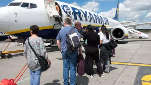 Passeggeri che salgono su un volo Ryanair  - Foto di repertorio