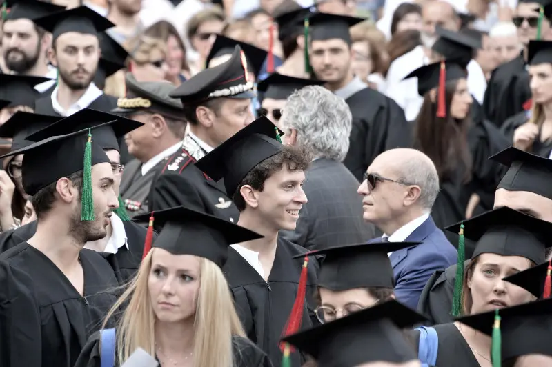 La cerimonia di consegna dei diplomi di UniBs in piazza Loggia