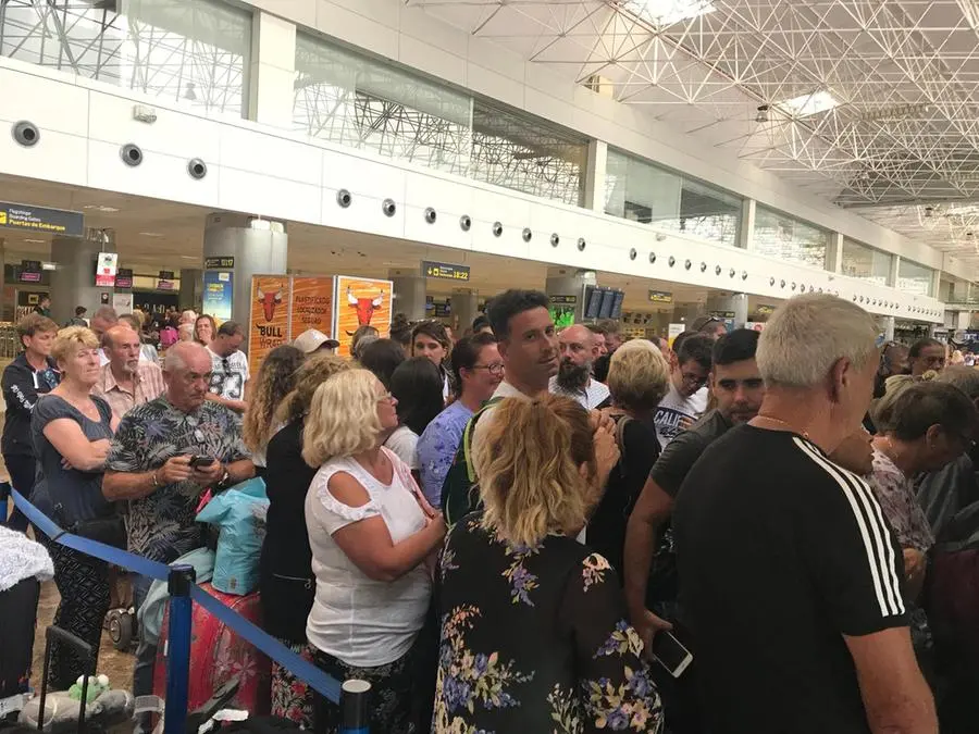 Turisti bloccati nell'aeroporto di Tenerife