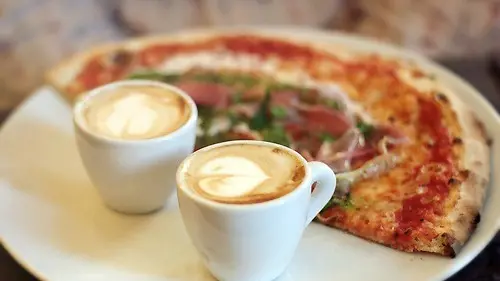 Cappuccino everywhere. Un vezzo dei turisti stranieri è sorseggiare il cappuccino in abbinamento a tutti i piatti