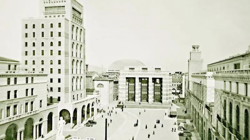 Una veduta d'epoca di piazza della Vittoria