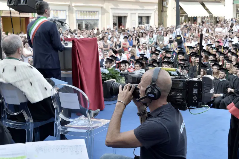 La cerimonia di consegna dei diplomi di UniBs in piazza Loggia