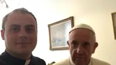 Il selfie di don Davide Tononi con Papa Francesco - Foto Facebook