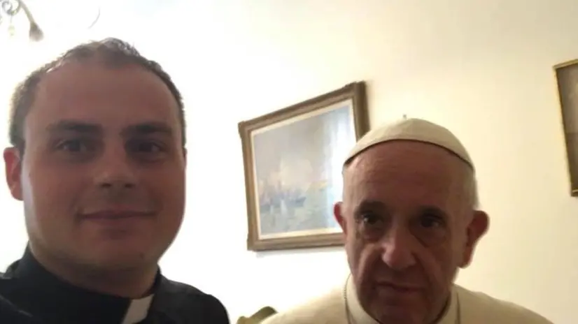 Il selfie di don Davide Tononi con Papa Francesco - Foto Facebook