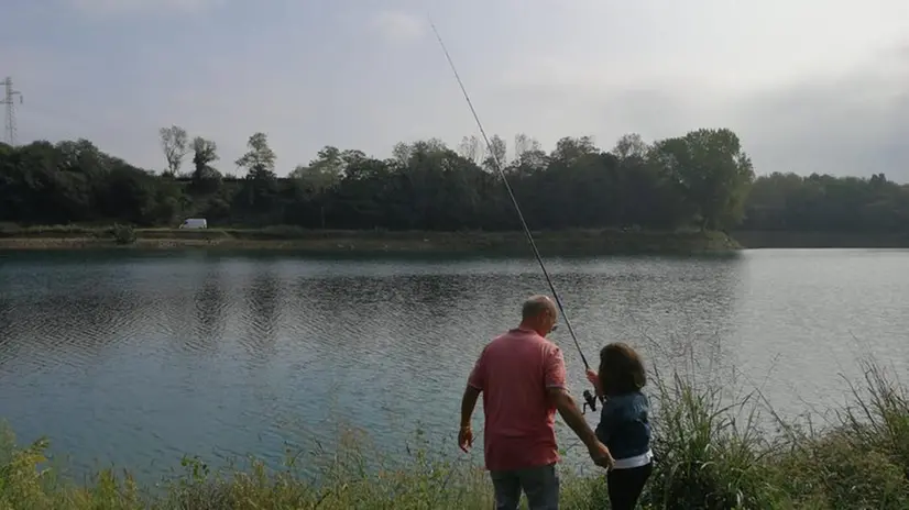 Nonno e nipote a pesca © www.giornaledibrescia.it