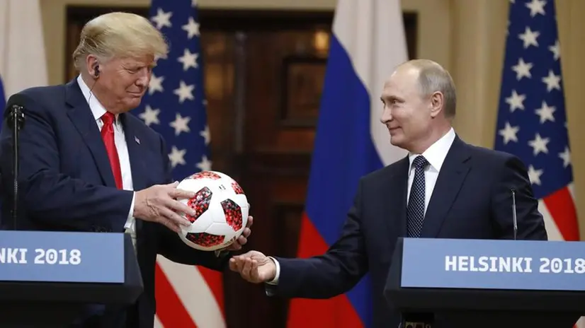 Il presidente Putin regala a Trump un pallone dei mondiali di calcio appena conclusi in Russia