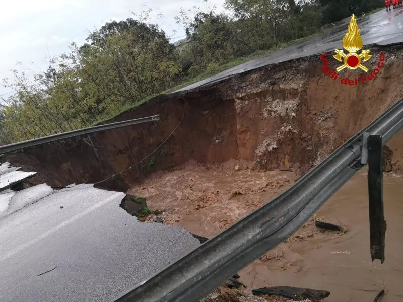 La voragine che si è aperta lungo la via Pontina nel Circeo