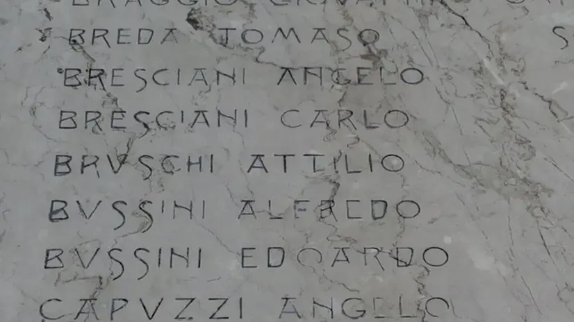 A Lonato. Il nome del ragazzo compare sul monumento ai caduti