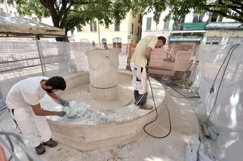 La fontana in marmo torna a San Faustino