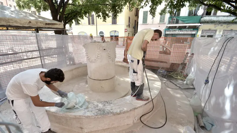 La fontana in marmo torna a San Faustino