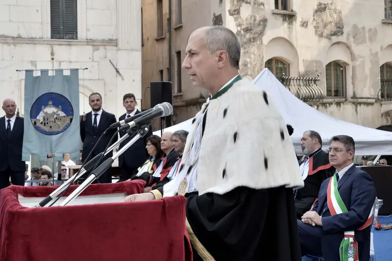 La cerimonia di consegna dei diplomi di UniBs in piazza Loggia