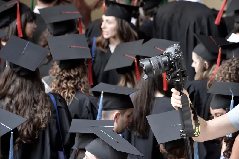 La cerimonia di consegna dei diplomi di UniBs in piazza Loggia