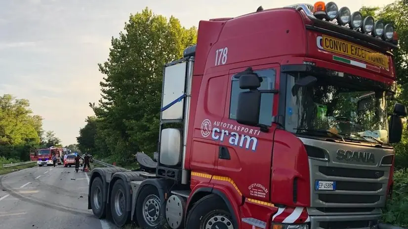 La scena. Dopo il violento impatto costato la vita ad un uomo,  il tir e l’automobile sono finiti contro il guardrail