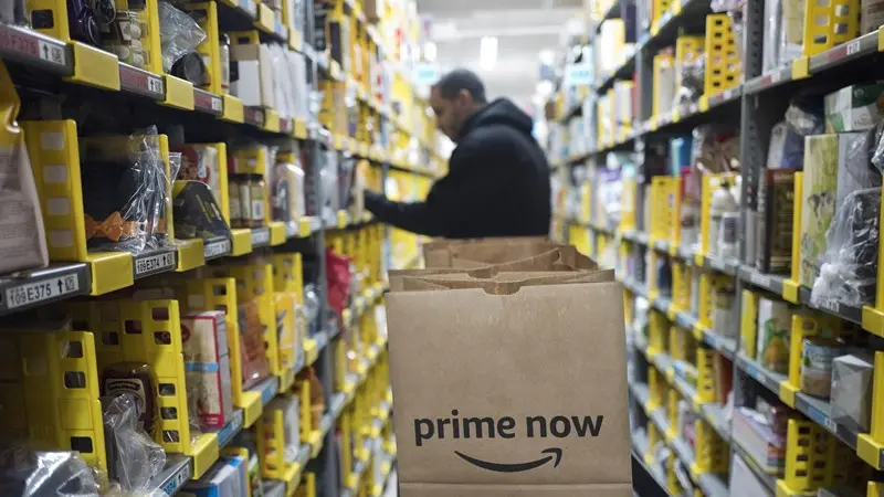Un dipendente di Amazon in un magazzino di New York - Foto Ansa/Ap Mark Lennihan