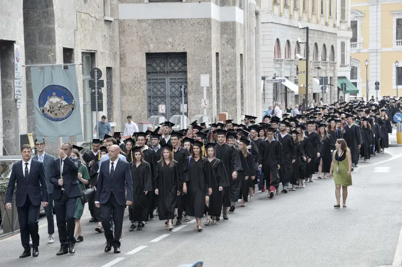 La cerimonia di consegna dei diplomi di UniBs in piazza Loggia