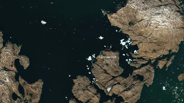 Dallo spazio: l'iceberg che incombe su un piccolo paese - Foto Ansa