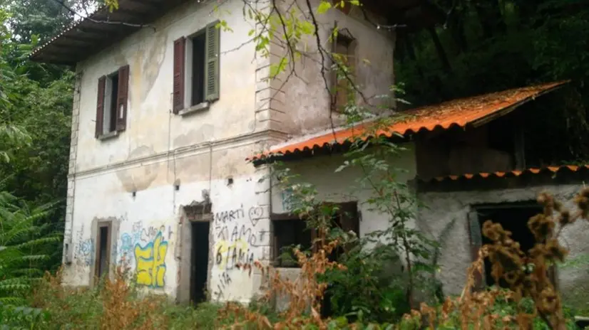 Sul Monte Orfano. Fino agli anni ’50 la struttura ospitava gli  uffici del poligono di tiro