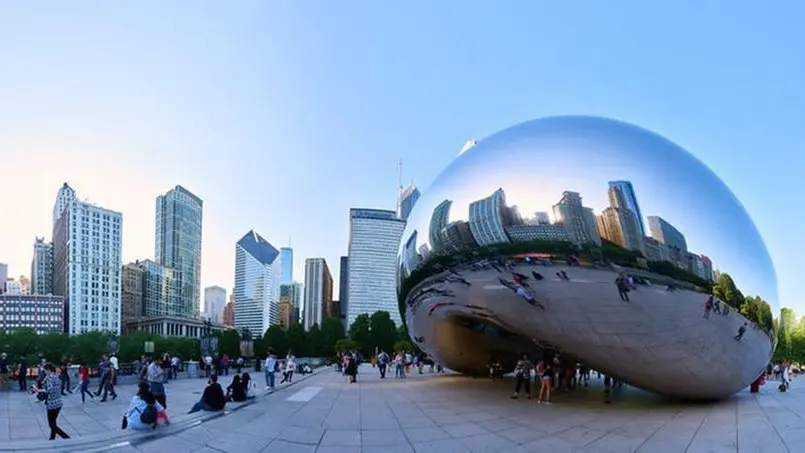 Il Cloud Gate, una scultura pubblica dell'artista britannico di origini indiane Anish Kapoor al centro della AT&T Plaza nel Millennium Park a Chicago, Illinois, USA - Foto di repertorio