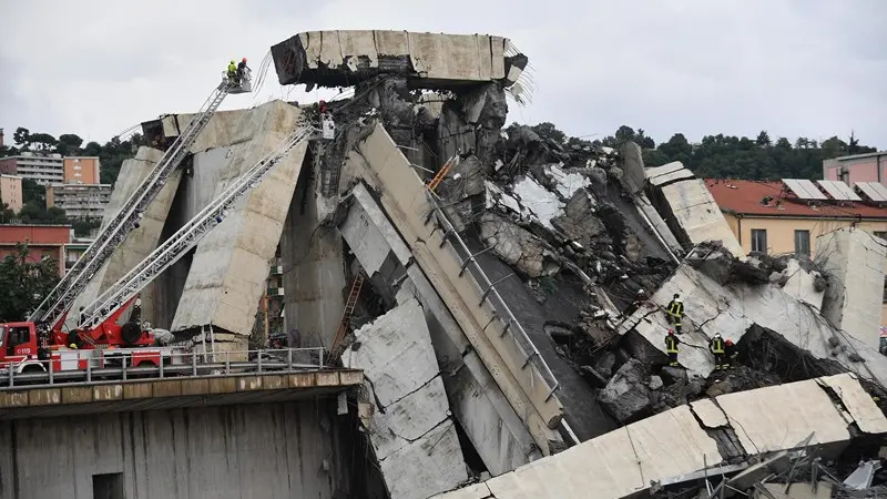 Soccorritori al lavoro sui resti del ponte crollato - Foto Ansa/Luca Zennaro