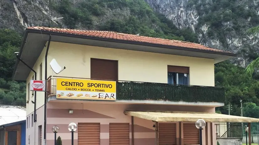 In via della Fonte. Chiude il bar, punto di riferimento del centro sportivo