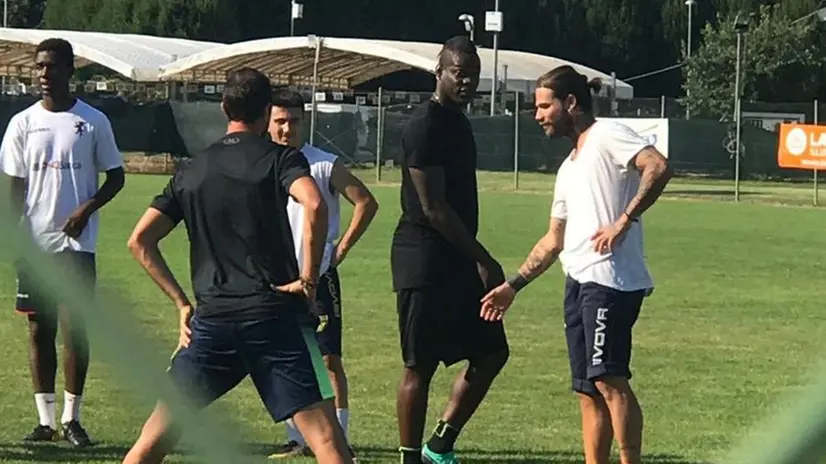 Mario Balotelli si allena tra gli amici - © www.giornaledibrescia.it