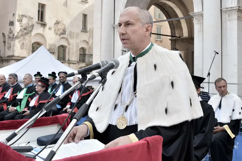 La cerimonia di consegna dei diplomi di UniBs in piazza Loggia