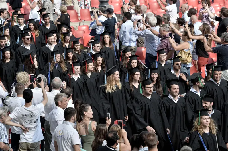 La cerimonia di consegna dei diplomi di UniBs in piazza Loggia