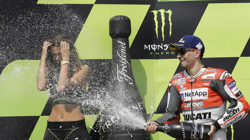 Jorge Lorenzo festeggia la vittoria - Foto Ansa/Ap Petr David Josek