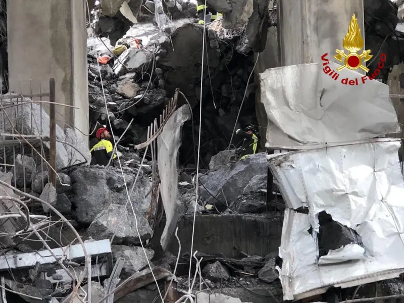 Ponte Morandi, inferno tra le macerie