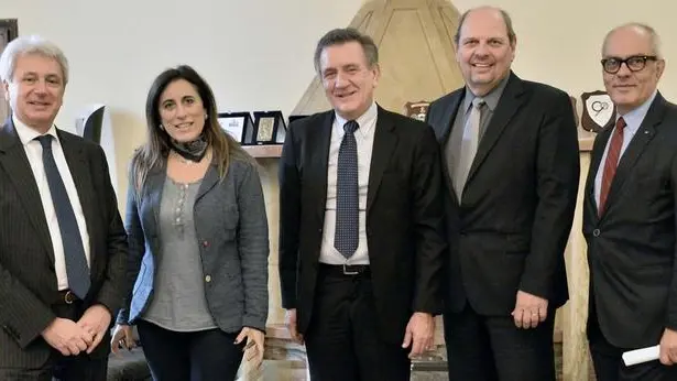 Il prefetto Vardè, a sinistra, col capo dipartimento del Mit, Elisa Grande, i direttori Sergio Dondolini e Giorgio Callegari - © www.giornaledibrescia.it