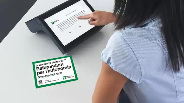 Uno dei tablet usati per il referendum della Regione Lombardia