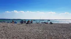 Bagnanti stamattina in spiaggia a Moniga - foto Enrico Vergombello
