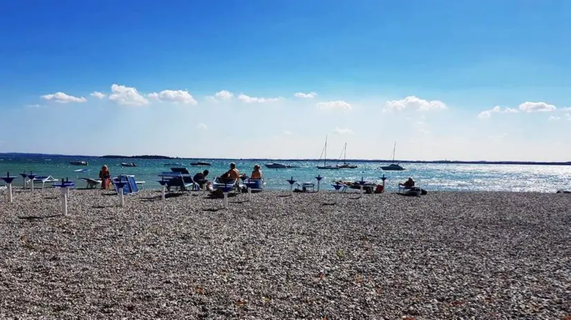 Bagnanti stamattina in spiaggia a Moniga - foto Enrico Vergombello