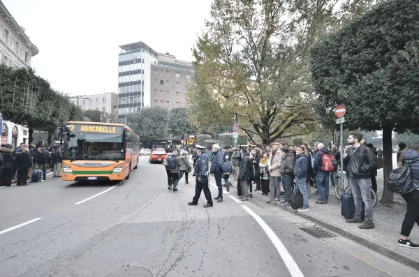 Operaio travolto sulla Milano-Venezia, circolazione ancora sospesa