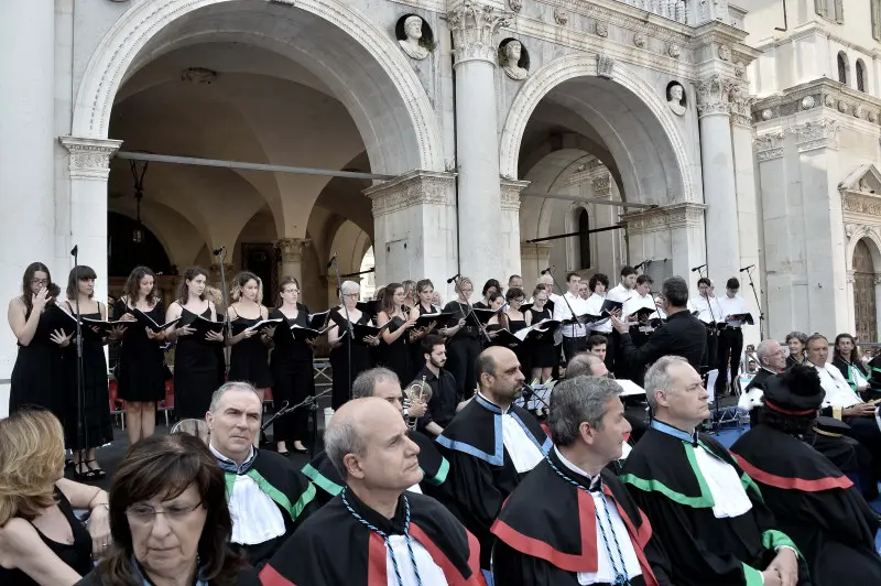 La cerimonia di consegna dei diplomi di UniBs in piazza Loggia