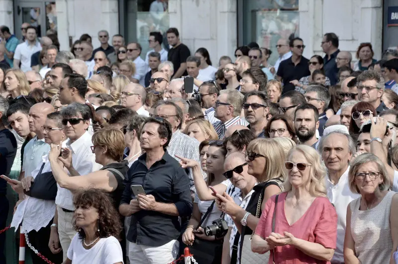 La cerimonia di consegna dei diplomi di UniBs in piazza Loggia